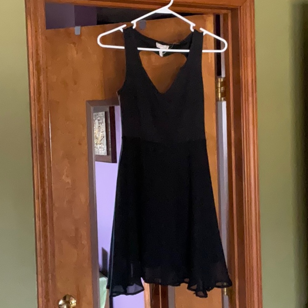 Chic Black Sleeveless V-Neck Mini Dress